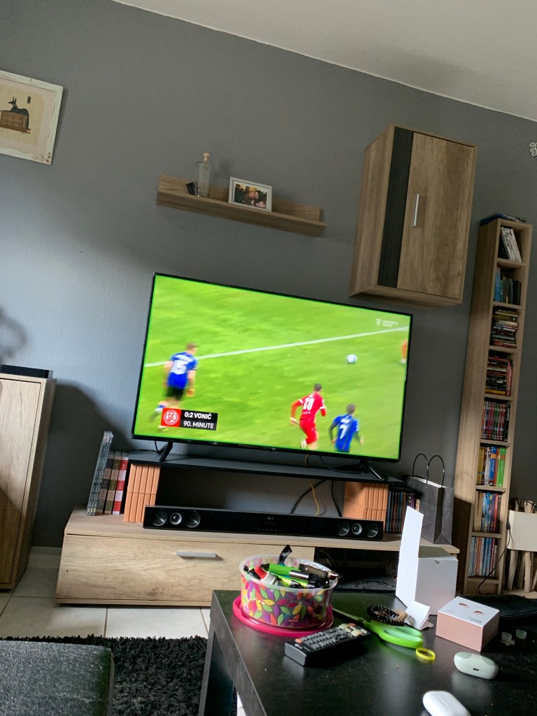 Das Bild zeigt meinen Fernseher auf dem Fernseher läuft gerade das Spiel Mannheim gegen Essen