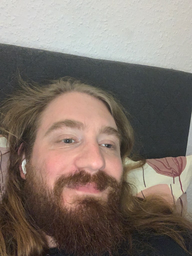 Auf dem Bild bin ich zu sehen lächelnd im Hintergrund ist ein Kissen und das Kopfteil meines Bettes.