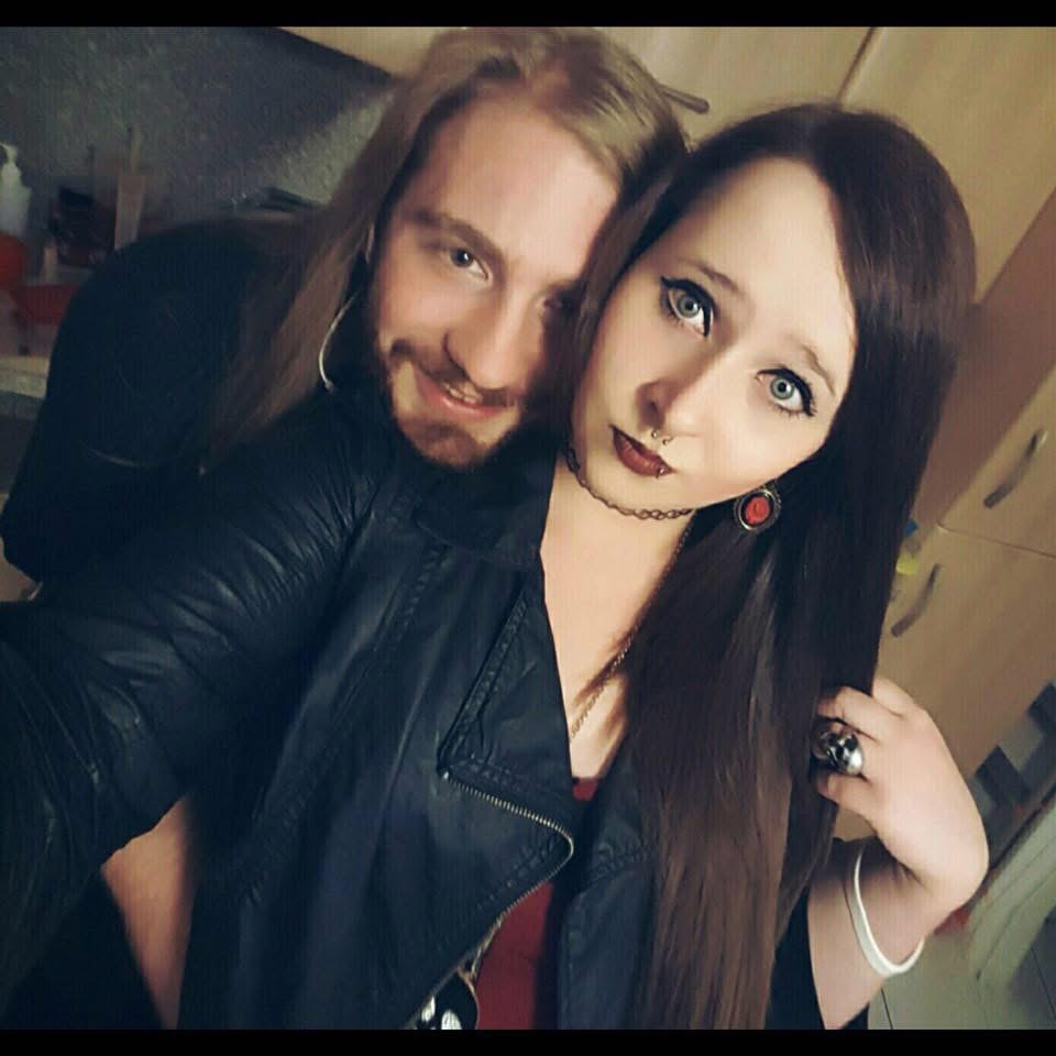 Auf diesem Bild sind Sabrina und ich zu sehen. Ich stehe schräg hinter ihr. Habe sie von hinten umarmt und Sabrina steht vor mir. Das Bild zeigt uns beide in meiner Küche, kurz bevor wir feiern gegangen sind. Dementsprechend sind wir auch gekleidet.